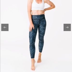 Stone leopard scrunchy light n luxe zyia